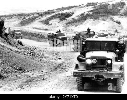 CA lu , Sud Vietnam . Une forte force de soutien de la 1re cavalerie aérienne des États-Unis - une partie de l'opération Pegasus pousse la route 9 le 30 mars 1968 vers cette ville pour dégager la route est-Ouest dans la garnison des Marines américaines Khe Sanh assiégée. 4 avril 1968 Banque D'Images