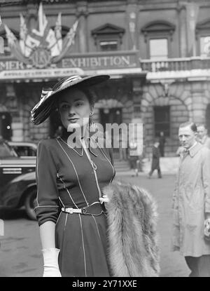 VUE PRIVÉE À LA ROYAL ACADEMY le Lord Mayor , Sir Frederick Wells , avec la Lady Mayoress et leur fille , a été parmi les nombreuses personnalités distinguées qui ont assisté à la vue privée du jour à la Royal Academy , Burlington House , Londres . IMAGES MONTRENT:-' Fashion's Art '- Miss Suzan Warner de Hollywood , porte un chapeau large - à bord et une nouvelle taille - ceinture, comme elle assiste à la vue privée à l'Académie 29 avril 1948 Banque D'Images