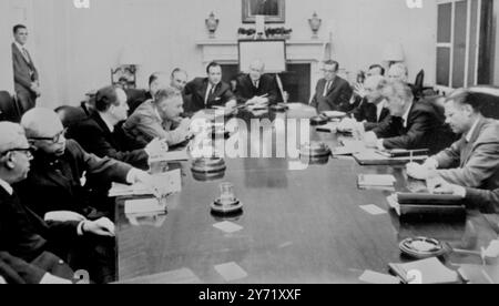 Johnson évalue Vietnam. Washington DC : le président Juhnson et ses principaux conseillers militaires et diplomatiques ont procédé hier à un examen approfondi de la guerre au Vietnam avec M. Henry Cabot Lodge, l'ambassadeur des États-Unis au Vietnam du Sud, et sur la photo ici pendant la conférence sont, de gauche à droite : l'ambassadeur de l'ONU Goldberg, le secrétaire au Trésor Henry Fowler, le vice-président Hubert Humphrey, M. Cabot Lodge, l'amiral William Raborn, directeur de la CIA, Maxwell Taylor, ancien envoyé du Vietnam, Leonard Marks, directeur de l'USIA, Ferris Bryant, directeur de la planification des urgences, William Gaud, directeur adjoint de l'air, Assistaint sec Banque D'Images