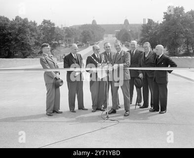 'Route vers Olympia' - les ministres des Transports ouvrent la voie Olympia. M. Alfred Barnes, ministre des Transports, a officiellement inauguré la nouvelle route entre la gare de Wembley Park et l'Empire Stadium de Wembley. Pour perpétuer la tenue des Jeux olympiques de Wembley, le ministre a nommé la nouvelle façon olympique. Image montre: "Événement ouvert" - M. Alfred Barnes, ministre des Transports, coupe la bande pour ouvrir la nouvelle "voie olympique". 6 juillet 1948 Banque D'Images