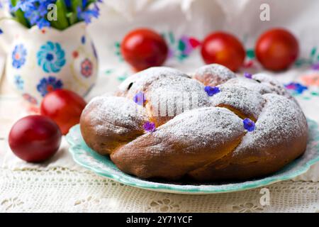 Couronne de pâques Kozunak . Tarte de pâques bulgare traditionnelle. mise au point sélective Banque D'Images