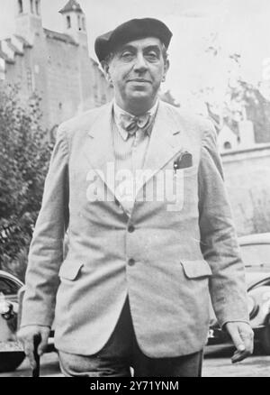 ERNST REUTER LEADER SOCIAL-DÉMOCRATE. Le professeur ERNST REUTER, leader social-démocrate de Berlin âgé de 58 ans, a été élu maire de Berlin en 1947, mais les Russes ont opposé leur veto à ces nominations. Reuter , qui est né en Frise orientale , rejoint le Parti social-démocrate en 1912, mais à la fin de la première Guerre mondiale est revenu de deux ans comme prison de guerre en Russie un communiste convaincu. Il est retourné au Parti social-démocrate après l'échec de la montée communiste en Allemagne centrale en 1923 et est devenu rédacteur en chef du journal socialiste berlinois ' Vorwaerts. ' Il a été professeur de muni Banque D'Images