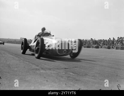 GRAND PRIX INTERNATIONAL certaines des voitures de course les plus rapides d'Europe ont pris part à la course de 250 miles promue par la R.A.C. sur le circuit de Silverstone, Northants. Les événements de la journée ont commencé par un départ massif de 30 500 c.c. ' midgets ' . Le Grand prix d'aujourd'hui est le premier à se tenir en Grande-Bretagne depuis avant la guerre. EXPOSITIONS D'IMAGES ;-Thomas Raymond Mays 2 octobre 1948 Banque D'Images