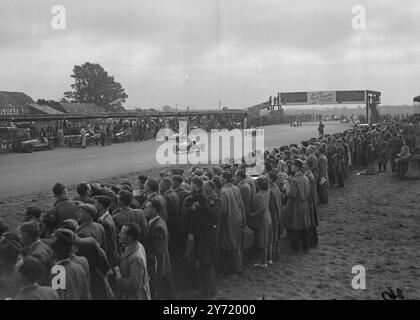 GRAND PRIX INTERNATIONAL certaines des voitures de course les plus rapides d'Europe ont pris part à la course de 250 miles promue par la R.A.C. sur le circuit de Silverstone, Northants. Les événements de la journée ont commencé par un départ massif de 30 500 c.c. ' midgets ' . Le Grand prix d'aujourd'hui est le premier à se tenir en Grande-Bretagne depuis avant la guerre. 2 octobre 1948 Banque D'Images