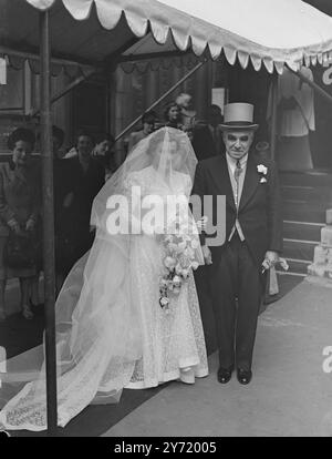 MAISON DE MAÎTRE ROMANCE MISS . PATRICIA WELLS, fille de 25 ans du lord maire de Londres, Sir Frederick Wells- qui succédera à Sir George Aylwen comme lord maire en novembre- était mariée à Mr. ALAN P. GREENAWAY , fils cadet d'un ancien lord maire, Sir Percy W Greenway à St. L'église de Michael Cornhill , Londres . M. Greenaway, âgé de 35 ans, est associé avec son père et son frère dans leur entreprise d'imprimerie . IMAGES MONTRENT:- la mariée arrive à l'église sur le bras de son père - Lord Mayor de Londres Sir Frederick Wells pour son mariage. 2 octobre 1948 Banque D'Images