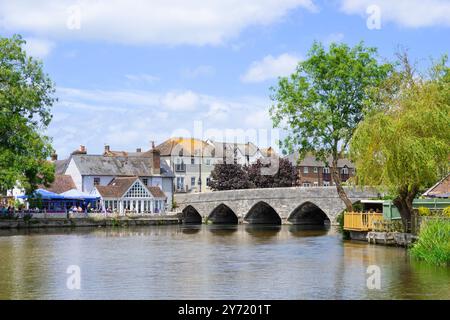 Fordingbridge Hampshire le George Gastropub et le Grand Pont sur la rivière Avon dans Fordingbridge Village Hampshire Angleterre Royaume-Uni GB Europe Banque D'Images