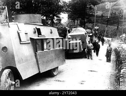 NOUVELLES PHOTOS DE L'ASSAUT DES REBELLES SUR BILBAO. COMBATS SUR 21 MILLES FRONT . Avec des avions et des véhicules blindés , les troupes rebelles du général Mola font une poussée déterminée sur Bilbao, capitale de la province basque du nord de l'Espagne . Une bataille acharnée fait rage depuis de nombreux jours dans les villages autour de Bilao, et des combats ont lieu sur un front de 34 miles . PHOTOS :- voitures blindées rebelles , improvisées à partir de camions , dans un village sur le front de Bilbao . 3 juin 1937 Banque D'Images