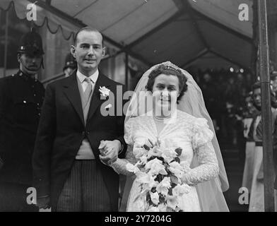 MAISON DE MAÎTRE ROMANCE MISS . PATRICIA WELLS, fille de 25 ans du lord maire de Londres, Sir Frederick Wells- qui succédera à Sir George Aylwen comme lord maire en novembre- était mariée à Mr. ALAN P. GREENAWAY , fils cadet d'un ancien lord maire, Sir Percy W Greenway à St. L'église de Michael Cornhill , Londres . M. Greenaway, âgé de 35 ans, est associé avec son père et son frère dans leur entreprise d'imprimerie . 2 octobre 1948 Banque D'Images
