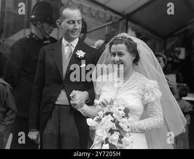 MAISON DE MAÎTRE ROMANCE MISS . PATRICIA WELLS, fille de 25 ans du lord maire de Londres, Sir Frederick Wells- qui succédera à Sir George Aylwen comme lord maire en novembre- était mariée à Mr. ALAN P. GREENAWAY , fils cadet d'un ancien lord maire, Sir Percy W Greenway à St. L'église de Michael Cornhill , Londres . 2 octobre 1948 Banque D'Images