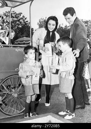 Liz Taylor tient rendez-vous avec Eddie Fisher. Liz Taylor, veuve du regretté Mike Todd, tient rendez-vous avec le chanteur Eddie Fisher, qui aide à nourrir les enfants de Liz, Chris, âgé de 4 ans et Michael, lors d'une visite à Disneyland. Fisher est séparé de son épouse Debbie Reynolds, actrice, et son nom a été lié à celui de Miss Taylor lors de son mariage il y a quelques mois. 22 janvier 1959 Banque D'Images