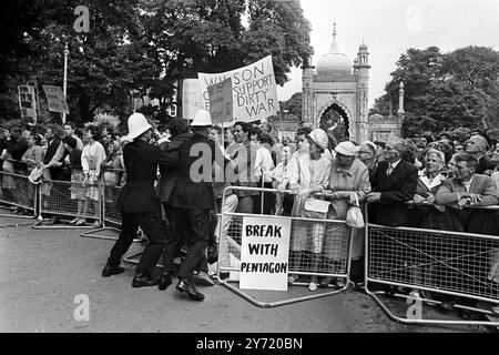 Manifestation à l'extérieur du Dôme , Brighton , Sussex une manifestation contre la guerre du Vietnam a éclaté à l'extérieur du Dôme à Brighton , où se tenait la congrégation de l'Université du Sussex pour l'installation du Chancelier et la remise des diplômes. Des vacanciers âgés (au centre) ont regardé la police se battre avec les porte-banderoles. Le premier ministre britannique Harold Wilson était parmi ceux qui ont été faits docteur en droit lors de la cérémonie. 13 juillet 1966 Banque D'Images
