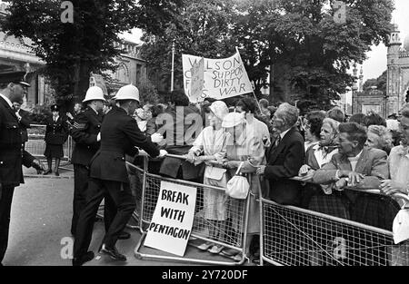 Manifestation à l'extérieur du Dôme , Brighton , Sussex une manifestation contre la guerre du Vietnam a éclaté à l'extérieur du Dôme à Brighton , où se tenait la congrégation de l'Université du Sussex pour l'installation du Chancelier et la remise des diplômes. Des vacanciers âgés (au centre) ont regardé la police se battre avec les porte-banderoles. Le premier ministre britannique Harold Wilson était parmi ceux qui ont été faits docteur en droit lors de la cérémonie. 13 juillet 1966 Banque D'Images
