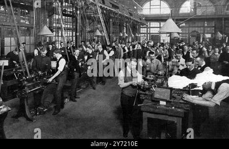 Plus tard, les hommes du Derby Group sont formés à la fabrication de munitions : Une classe dans un atelier d'ingénierie du London County Council . Le London County Council forme les femmes et les hommes au travail des munitions , les hommes étant ceux des groupes Derby ultérieurs . Les femmes formées obtiennent facilement du travail à raison de trente shillings à deux livres par semaine ; et les hommes dans les groupes Derby , lorsqu'ils sont formés , peuvent gagner de £2 10s à £4 par semaine mars 1916 Banque D'Images