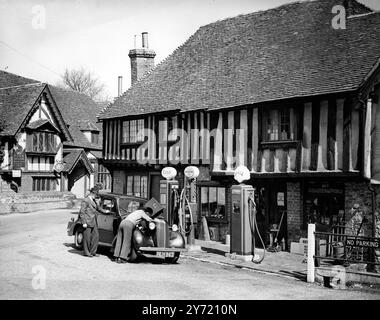 Le garage du village à Ightham dans le Kent. Mai 1951 Banque D'Images