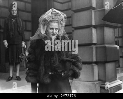 VUE PRIVÉE À LA ROYAL ACADEMY le Lord Mayor , Sir Frederick Wells , avec la Lady Mayoress et leur fille, a été parmi les nombreuses personnalités distinguées qui ont assisté à la vue privée du jour à la Royal Academy , Burlington House , Londres . IMAGES MONTRENT:- MRS John Fentiman , fille de Lady Instone , portant un chapeau bleu pâle, comme elle arrive à la vue privée d'aujourd'hui à l'Académie. 30 avril 1948 Banque D'Images