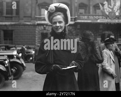 VUE PRIVÉE À LA ROYAL ACADEMY le Lord Mayor , Sir Frederick Wells , avec la Lady Mayoress et leur fille, a été parmi les nombreuses personnalités distinguées qui ont assisté à la vue privée du jour à la Royal Academy , Burlington House , Londres . IMAGES MONTRENT:- "Margaret's Rose" star de l'écran, Margaret Johnston porte une rose délicate au centre de sa mode "Academy", à la vue privée d'aujourd'hui. 30 avril 1948 Banque D'Images