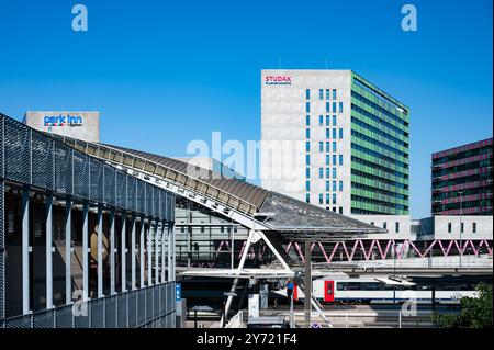 Vue sur la gare, les étudiants enthousiastes et un hôtel à Louvain, Brabant flamand, Belgique, 12 août 2024 Banque D'Images