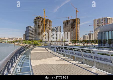 Belgrade, Serbie - 01 août 2024 : chantier Belgrade Waterfront New Residential Apartment Building Complex vue depuis le pont piétonnier ensoleillé Banque D'Images