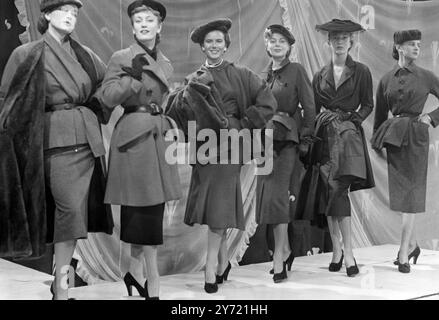 Un groupe de mannequins parisiens qui participeront au défilé télévisé des créations de Christian Dior , photographiées lors de répétitions à Alexandra Palace , Londres , Angleterre . 2 octobre 1950 Banque D'Images