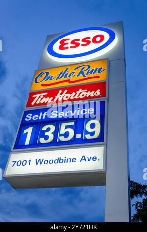 Toronto, Canada - 10 septembre 2024 : logo et signe dans une station-service ESSO Banque D'Images