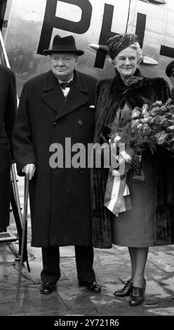 M. et Mme Churchill accompagnés de leur fille Marie ont quitté Croydon cet après-midi pour Amsterdam où ils séjourneront au Palais Royal en tant qu'invités de la reine Wilhelmine des pays-Bas et du gouvernement néerlandais. À la demande de la Reine, leurs avions sont acheminés au-dessus de l'île Walcheren, scène de grandes inondations lorsque les digues ont été brisées par la RAF peu après le jour J. Rotterdam, la Haye et Amsterdam ont organisé un accueil florale et perlé pour M. Churchill. Il doit s'adresser aux deux chambres néerlandaises du Parlement et doit être nommé docteur honoraire en droit à l'ancienne université de Banque D'Images