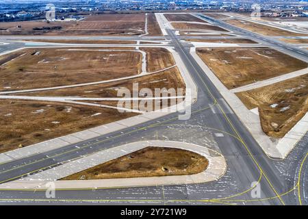 Aéroport tarmac et pistes, vue aérienne en saison hivernale Banque D'Images
