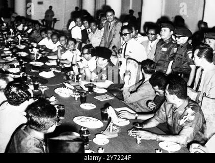 Sourires partout ; Djakarta, Indonésie ; vivant et bien au centre des choses ... le président Sukarno d'Indonésie (au centre) sourit tout comme il préside une réunion du cabinet au Palais Bogor le 6 octobre ; sa première apparition depuis le coup d'État infructueux du 30 septembre . Avec lui à la réunion étaient le premier vice-premier ministre, Dr Subandrio , et le Dr Leimena , deuxième vice-premier ministre . Le Dr Andul Gani , ministre indonésien de l'information , a déclaré cette semaine qu'il était confiant que l'Etat sortirait de la crise actuelle après l'échec de la tentative pro-communiste de prendre le pouvoir . Banque D'Images