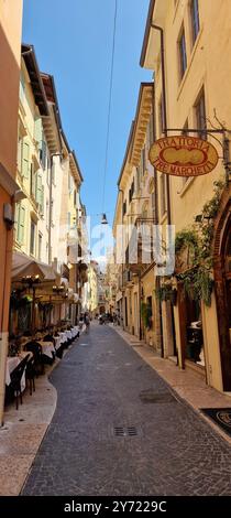 Vue panoramique sur la via Cappello, une rue menant à la célèbre maison de Julia (Casa di Giulietta) à Vérone, en Italie Banque D'Images