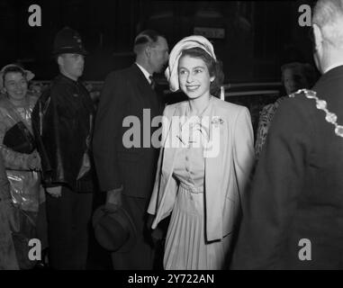 SAR la Princesse Elizabeth a assisté aujourd'hui au rassemblement organisé par l'Union des mères à Central Hall , Westminster . 150 jeunes femmes et mères qui sont venues à Londres pour assister au rassemblement ont dormi la nuit dernière dans un abri anti-aérien profond à South Clapham . Vu ici la princesse Elizabeth photographiée arrivant à Central Hall , Londres , Angleterre . 18 octobre 1949 Banque D'Images