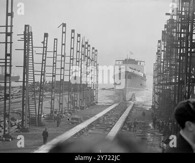 Construit pour le plaisir, le nouveau bateau à vapeur Snaefell de l'Isle of Man Steam Packet Company a été lancé aujourd'hui (jeudi) au Cammell Laird's Yard de Birkenhead. Le navire remplace le navire du même nom perdu en service actif pendant la guerre. Photo montre: "Down the Ways" - le nouveau vapeur Snaefell prend l'eau à son lancement à Birkenhead aujourd'hui (jeudi). 11 mars 1948 Banque D'Images