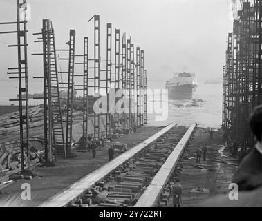 Construit pour le plaisir, le nouveau bateau à vapeur Snaefell de l'Isle of Man Steam Packet Company a été lancé aujourd'hui (jeudi) au Cammell Laird's Yard de Birkenhead. Le navire remplace le navire du même nom perdu en service actif pendant la guerre. Photo montre: "Down the Ways" - le nouveau vapeur Snaefell prend l'eau à son lancement à Birkenhead aujourd'hui (jeudi). 11 mars 1948 Banque D'Images