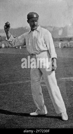 Fielding : W. Marlow lançant la balle debout. Archive photo sportive : cette photographie est tirée d'une série de tirages photographiques de joueurs de cricket de l'époque victorienne. Ils ont été publiés en 1897. Beaucoup apparaissent posés, à des fins d'instruction. Banque D'Images