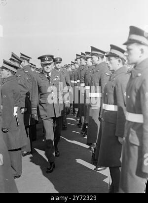 Les apprentis de la police Air s'évanouissent avec des camarades britanniques. Les membres de la 50e entrée des apprentis d'aéronefs, de la Royal Air Force et des apprentis de la RAF du corps polonais de réinstallation ont figuré dans un défilé conjoint d'évanouissement à la station de la RAF, Halton, Bucks, aujourd'hui (mercredi). Deux cents garçons, ainsi que la fanfare et la nouvelle mascotte de chèvres Lewis II, étaient en défilé pour être inspectés par le maréchal de l'air Sir Ralph S. SORLEY, KCB, OBE, DSC, DFC, officier aérien commandant en chef, Commandement de la formation technique. 10 mars 1948 Banque D'Images