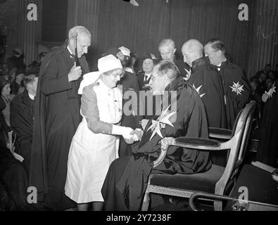 Investiture de Saint Jean de Jérusalem. Des présentations aux membres du Vénérable ordre de l'Hôpital de Saint-Jean de Jérusalem ont été faites aujourd'hui par le sous-Prieur, le comte de Clarendon, au nom du Grand Prieur, S.A.R. le duc de Gloucester, au Mansion House London. Mlle Edith Mabel Workman, de Knighton, Leicestershire, reçoit aujourd'hui l'insigne de soeur de service du comte de Clarendon au Mansion House. 19 février 1948. Banque D'Images