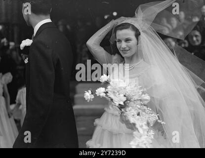 Sir Albert Cahn Weds Miss Malka Bluestone. - - - - Le mariage de Sir Albert J. Cahn Bt et Miss Malka Bluestone, ont eu lieu à la New West End Synagogue, Bayswater, aujourd'hui (mardi). Fils de feu Sir Julien Chan Lt. le sportif et philathrope Sir Albert a 24 ans, il a servi dans la R.E.M.E. pendant la guerre. - - Spectacles de photos : 'mariée dans le vent' - le vent de mars rude joue des tours avec le voile de la robe de mariée classique de la mariée, après la cérémonie, aujourd'hui, (mardi). - - - - 16 mars 1948. Banque D'Images