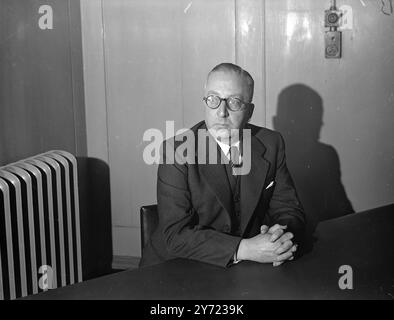 Yorkshireman réclame Flail Tank Award. M. Edward Crown, directeur général d'une entreprise de machines agricoles de Selby, yorkshire, fait une réclamation devant la Commission royale sur les prix aux inventeurs, à Londres aujourd'hui (lundi). La réclamation de M. Crown concerne le dispositif secret de déminage anti-mines. En 1919-1922, il est engagé dans un travail expérimental pour le bureau de guerre. Photos : Mr Edward Crown, à Somerset House, Londres aujourd'hui. (Lundi). 15 mars 1948. Banque D'Images