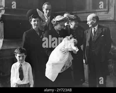 Baptisé dans la crypte. - - - Oliver, fils bébé du solliciteur général sir Frank Soskice et de Lady Soskice, a été baptisé dans la chapelle de la crypte de la Chambre des communes aujourd'hui (jeudi). Sir Frank et Lady Soskice qui vivent à Barnes ont déjà un fils aîné. - - Spectacles : Mme Attlee admire Baby Oliver pendant que le premier ministre regarde. À gauche, Lady Soskice et son fils aîné, David, âgé de 6 ans. Lady Jowitt, épouse du Lord Chancelier, parle à M. Clement Attlee, également sur la photo se trouve le commandant de l'escadre Peter Pim. - - - - 11 mars 1948 Banque D'Images