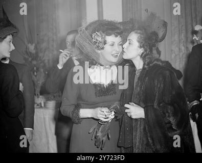 Personnalités d'écran Wed. Mariés à Londres aujourd'hui (samedi), l'actrice britannique de 25 ans Sonia Holm et l'acteur Patrick Holt, qui se sont rencontrés lors des tests d'écran pour le film 'le Maître de Bankdam'. La mariée, qui vient de Sutton, Surrey, a servi dans la W.A.A.F. pendant la guerre. La cérémonie d'aujourd'hui a été suivie d'une réception au 76, Lancaster Gate. Spectacles d'images : la mariée reçoit un baiser de bonne chance de la star de cinéma Patricia Roc à la réception aujourd'hui (samedi). 6 mars 1948. Banque D'Images