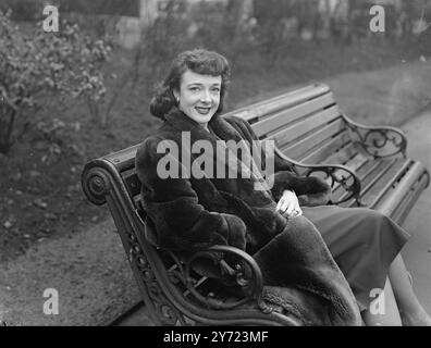 « Paris Star » ici de Paris pour le dernier film « les Jeux ont faits » au Studio One, Tomorrow (jeudi), voici Micheline Presle aux cheveux de chesnut, la nouvelle star française du cinéma. Prétendu être le film français le plus ambitieux depuis la guerre, le nouveau film est écrit par Jean Paul Sartre. 17 mars 1948. Banque D'Images