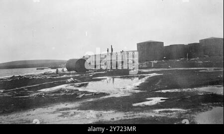 Rendezvous présidentiel. Dans les nouvelles en tant que point focal des revendications sud-américaines dans l'Antarctique est solitaire propriété britannique Deception Island. Ici, le président chilien Gonsalez Videla est arrivé de l'île de Grenwich, également britannique, pour attendre le président argentin Erpon, dont la force opérationnelle antarctique, composée de deux croiseurs, six destroyers et cinq amiraux, aurait atteint sa "zone d'opérations". L'île sera le théâtre du dévoilement d'un portrait de Peron. Sur le chemin pour parler au nom de la Grande-Bretagne dans cette affaire est le British Cruiser Nigeria, maintenant cinq jours avant l'Afrique du Sud et à l'intérieur Banque D'Images