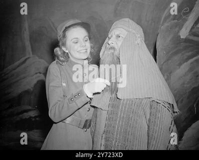 Du bureau au désert. L'arrivée à l'âge adulte pour la « Great Western Railway Dramatic Society ». Est célébrée au Scala Theatre, Londres, du 25 au 28 février par 90 membres du personnel de bureau des chemins de fer britanniques qui quittent leur bureau pour jouer, chanter et danser dans le 'Desert Song'. Fondée en 1921, la soceity a joué un opéra léger chaque année, sauf pendant la guerre. L'image montre: "Sable dans sa barbe?" Danseuse Edna Sherbourn, (commis dans le département de l'hôtel et de la restauration.) Peignez la barbe du fermier Riff James Lightfoot (greffier au bureau des ingénieurs en chef) à la Scala aujourd'hui. Banque D'Images