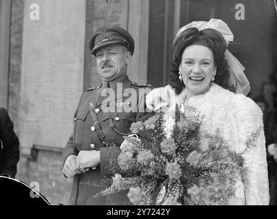 Ils se sont rencontrés en Normandie. Un mariage à St Luke's Church, West Norwood, Londres, cet après-midi (samedi) a été la suite d'une romance qui a commencé sur les champs de bataille de Normandie peu après le jour J entre le capitaine John Evan James, ancien champion amateur de foils et membre de l'équipe olympique de 1926, et l'ex-actrice Ensa Rita Hooton. Rita était dans la première équipe d'Ensa à arriver en Normandie après la création de la tête de pont alliée, et plus tard elle a servi en Palestine, en Perse et en Irak. Elle a 27 ans. Son fiancé, âgé de 43 ans, a récemment été démobilisé de l'armée après un séjour avec la police palestinienne. P Banque D'Images