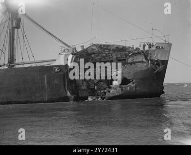 Collision en mer dans le bateau à vapeur endommagé par brouillard à Falmouth. Le vapeur britannique Craftsman, qui a été lourdement endommagé par l'étrave lors d'une collision avec un autre navire dans un épais brouillard au large de la pointe lundi soir, a boité dans le port de Falmouth, en Cornouailles hier (mercredi). L'image montre : le trou béant dans les arcs de l'artisan, photographié à Falmouth, Cornwall, hier. Des fûts, des balles et du bois, qui font partie de la cargaison du navire, peuvent être vus dans la cale endommagée. 11 mars 1948 Banque D'Images