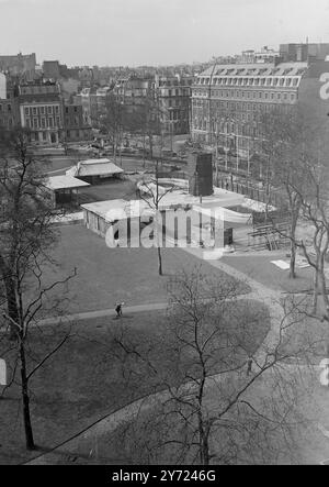 Grosvenor Square, parc de guerre pour les camions de l'armée américaine et le matériel de ballons de barrage, est maintenant près de l'achèvement de sa transformation en un mémorial approprié à la mémoire du président Roosevelt. De larges pelouses et parterres de fleurs ont été posées autour de la statue de Sir William Reid Dick du défunt président, qui se trouve maintenant sous sa bâche prête pour le dévoilement par Mme Roosevelt en présence du roi et de la reine les princesses, de la reine Mary et d'autres membres de la famille royale le 12 avril. Fontaines et sièges en pierre de Portland par l'architecte M. B.W.L Callawaugh complètent ce qui est probablement celui de Londres Banque D'Images