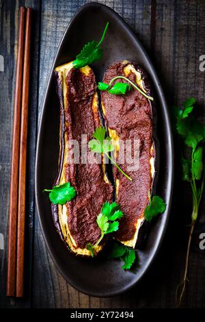 Les aubergines cuites au four avec du miso dans le style asiatique. vue de dessus. mise au point sélective Banque D'Images