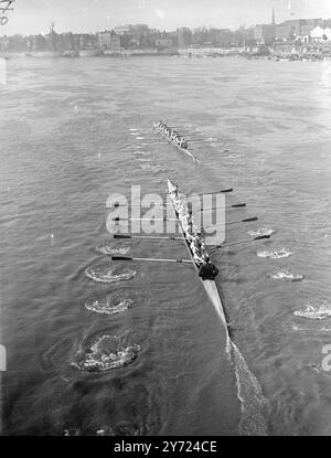 Des foules de vacances de Pâques ont aligné le parcours Putney to Mortlake aujourd'hui (samedi), pour assister au plus grand spectacle gratuit de Londres, la 94e course inter-universitaire de bateaux entre Oxford et Cambridge. Les images montrent : Cambridge mène par une longueur et demie, à Hammersmith Bridge. Les Light Blues ont ensuite remporté la course dans le temps record de 17 minutes 50 secondes. 27 mars 1948 Banque D'Images