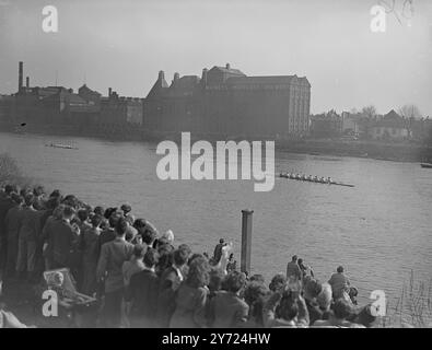 Des foules de vacances de Pâques ont aligné le parcours Putney to Mortlake aujourd'hui (samedi), pour assister au plus grand spectacle gratuit de Londres, la 94e course inter-universitaire de bateaux entre Oxford et Cambridge. L'image montre: "Cinq longueurs devant" - le blues léger victorieux passe la ligne d'arrivée cinq longueurs devant l'Oxford Crew fatigué, pour gagner en un temps record, aujourd'hui, samedi. 27 mars 1948 Banque D'Images