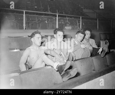 Des lutteurs de toute la Grande-Bretagne étaient en action à Harringay Arena, aujourd'hui (mardi) lorsque la British amateur Wrestling Association a organisé les championnats britanniques et les essais olympiques. Photos : L'équipe d'Eire à Harringay, aujourd'hui (mardi). De gauche à droite, E. Cantor, H. Lewis, T Beshoff et J. Vard regardant les matchs. 13 avril 1948. Banque D'Images