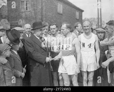 21 clubs sportifs bien connus participent à la course de relais annuelle Londres-Brighton aujourd'hui (samedi) et Sire Frederick Wells, Lord Mayor de Londres, débutera la classique de la route sur le terrain de sport "News of the World", Mitcham. S. C Wodderson, qui a établi le record de l'an dernier (17 min 19 secondes, pour la dernière étape) sera de nouveau dans l'équipe de Blackheath Harriers. Images montrent : Lord Mayor de Londres Sir Frederick Wells remet le bâton contenant un message au maire de Brighton, à E. Stimpson de Belgrave Harriers, au départ de la course de relais à Mitcham, aujourd'hui. 10 avril 1948 Banque D'Images