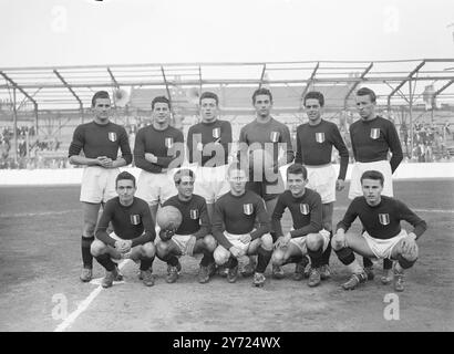 Équipes de Belgique, Italie, Autriche, Hollande, Irlande, L'Angleterre, le pays de Galles et l'Irlande du Nord participent au tournoi international de la jeunesse de trois jours, qui a débuté sur quatre terrains de clubs professionnels de Londres aujourd'hui (jeudi). Demain, les gagnants des jeux d'aujourd'hui seront jumelés avec les gagnants et les gagnants et les perdants avec les perdants. Quatre heures de football à White hart Lane (Tottenham hotspurs Ground) samedi verront la finale, le match entre le demi-finaliste perdant et le match entre les vainqueurs des matchs entre les perdants du premier tour. Ce soir à West Ham, l'Italie a été jumelée avec l'Autriche. Pic Banque D'Images